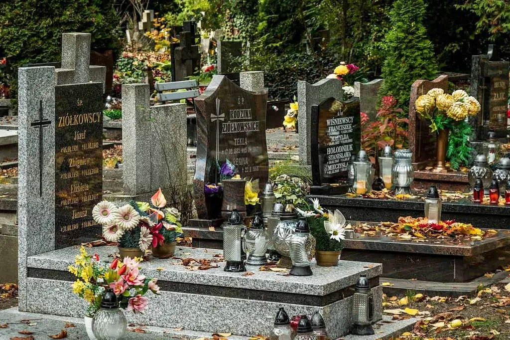 Nagrobki kompozytowe – nowoczesna alternatywa dla tradycyjnych rozwiązań