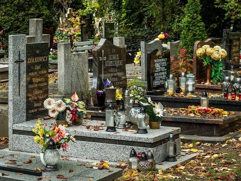 Nagrobki kompozytowe – nowoczesna alternatywa dla tradycyjnych rozwiązań